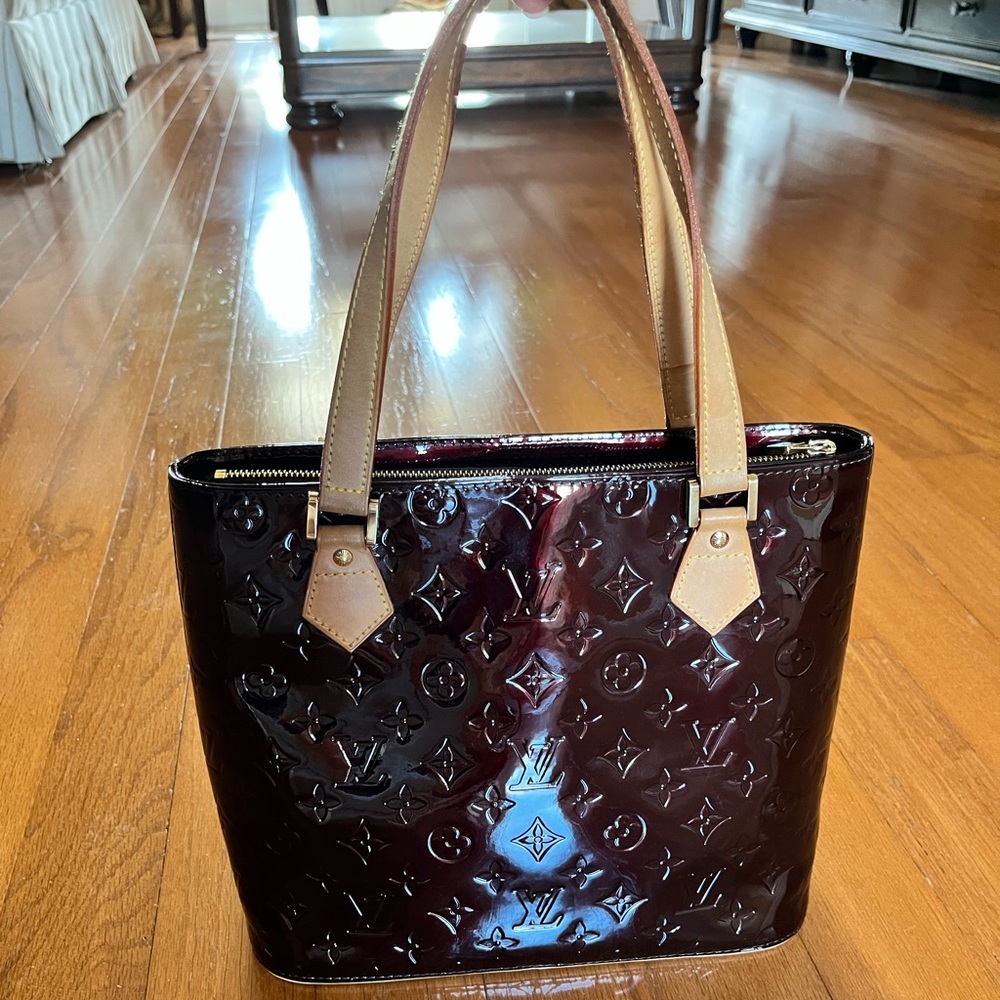 Louis Vuitton, Authentic & unique. Monogram Vermis Patent Leather Purse